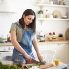 Las "tradwives" son mujeres que promueven un estilo de vida basado en valores conservadores.