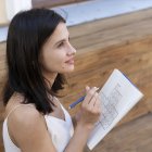 Leer, escribir, resolver crucigramas o incluso cambiar la mano con la que realizamos ciertas tareas son formas simples de mantener la agilidad mental.