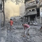 Varios hombres caminan por los escombros tras uno de los ataques que sufrió Gaza este domingo 19 de octubre.