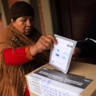 Una mujer vota este domingo 19 de octubre en la segunda vuelta electoral para escoger presidente y vicepresidente, en La Paz (Bolivia).