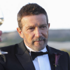 Emocionado, Antonio Banderas brindó con la prensa por la boda de su hija Stella con su amigo de toda la vida, Alex Gruszynski.