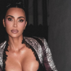 Si algo sabe hacer Kim Kardashian es convertir la alfombra roja en un escenario de espectáculo y moda.