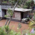 Fotografía donde se observa una casa afectada por las lluvias este domingo, en la aldea de Zarabanda, en el municipio de Santa Lucia (Honduras).