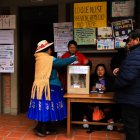 Una mujer vota este domingo 19 de octubre en La Paz, Bolivia.