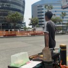 Manuel, como salido de un retrato, se ‘estacionó’ a ver los daños al edificio 100 Business Plaza. Prefiere no caminar junto a la zona del ataque.
