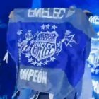 Christian Castro desata controversia al ondear la bandera azul de Emelec en concierto.