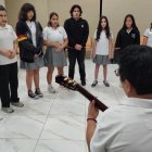 Estudiantes del Colegio Alemán de Guayaquil impulsan el proyecto Corazones Unidos, una iniciativa que utiliza la música y el arte para fomentar la paz y la solidaridad.