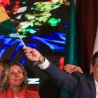 El senador centrista Rodrigo Paz Pereira ondea una bandera de Bolivia este domingo, en La Paz (Bolivia).