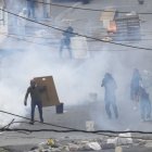La Policía usó bombas lacrimógenas para dispersar a los manifestantes en San Miguel del Común.
