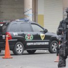 Personal de la Policía Nacional revisó el área donde se reportó un paquete sospechoso, afuera del Mercado Central, aunque se descartó que contenga explosivos.