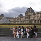 Visitantes en el exterior del Museo del Louvre, cerrado un día después de un robo en París, Francia, este lunes 20 de octubre de 2025.