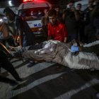 Llegada de un cuerpo al hospital Al Shifa tras un bombardeo israelí en Gaza el 19 de octubre de 2025.