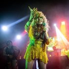 Disfruta de su video musical con ritmos latinos y un estilo único que la hizo famosa.