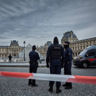 El Louvre, el museo más visitado del mundo, sufrió el robo de ocho piezas de incalculable valor de la colección de la Corona Francesa en un asalto de siete minutos.