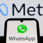 El botón de Meta AI se integra en la interfaz de WhatsApp. Los usuarios pueden eliminar el chat con el asistente o usar el comando /reset-ai para proteger su privacidad.