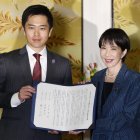 La presidenta del gobernante Partido Liberal Democrático (PLD) de Japón, Sanae Takaichi (derecha), y el líder del Partido de Innovación de Japón, Hirofumi Yoshimura, en Tokio, Japón.