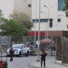 Policía y militares mantienen cercada la zona mientras personal del hospital permanece dentro.