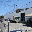 La calle De Las Toronjas está vallada. Cuando hay amotinamientos en la cárcel de El Inca, los negocios cierran su puertas.