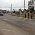 Los militares custodian varias vías del país para evitar los cierres de carreteras debido al paro nacional de la Conaie, el cual cumple 30 días este 21 de octubre de 2025.