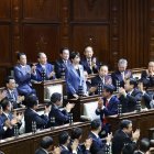 Sanae Takaichi (C) saluda a sus colegas legisladores después de ser elegida como nueva Primera Ministra durante la asamblea general de una sesión parlamentaria extraordinaria en Tokio, Japón, el 21 de octubre de 2025.