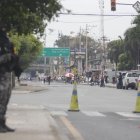 Durante unas tres horas estuvo cerrada la avenida 25 de Julio, al tránsito vehicular, mientras se revisaba un vehículo sospechoso abandonado.