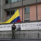 Integrantes del Ejército colombiano vigilan frente al edificio de los Tribunales de Bogotá y Cundinamarca este martes, en Bogotá (Colombia).