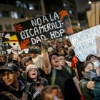 Miles de personas, principalmente jóvenes de la generación Z y gremios de trabajadores, participan en una protesta, en Lima (Perú).