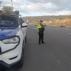 Agentes de la policía vigilan distintos tramos de la avenida Panamericana Norte, a la altura de la comuna San Miguel del Común, para evitar que los manifestantes cierren el tránsito por el paro de la Conaie.