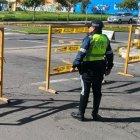 La AMT cerró el paso en un carril, a la salida del túnel Guayasamín, por un derrumbe de tierra.