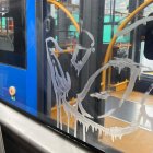 La persona que atacó el trolebús lanzó ácido en una de las ventanas de la unidad de transporte municipal.