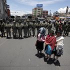 Mujeres indígenas participan en una protesta este lunes, en la ciudad de Latacunga (Ecuador).