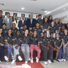 Deportistas, dirigentes del COE y representantes de Carls Jr tras la firma de la alianza.