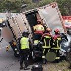 Un camión se viró y cayó sobre una camioneta, tras un accidente en la av. Simón Bolívar, en Quito.