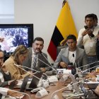 Aquiles Álvarez, alcalde de Guayaquil, acudió a la Comisión de Garantías Constitucionales para hablar del Porsche de isla Trinitaria.