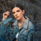 Belén Neumeister es una artista multifacética que pinta sobre ventanas, murales, cuadros.