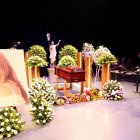 Admiradores y familiares acompañan la velación de Paulina Tamayo en Quito, tras su fallecimiento.