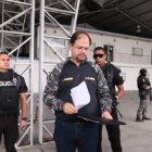 Según indicó  el ministro del Interior, John Reimberg, en los allanamientos se hallaron matrículas, documentos falsos y celulares.