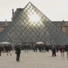 Filas de visitantes ante el Museo del Louvre este 22 de octubre.