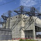 Fotografía de estructuras de protección física erigidas alrededor de elementos clave de la red eléctrica de Ucrania, diseñadas para protegerlos contra ataques de drones rusos.