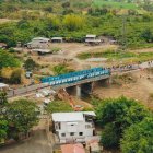 El puente fue afectado por un explosivo.