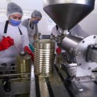 Fotografía del 7 de agosto de 2025 de un grupo de personas trabajando en una fábrica en Buenos Aires (Argentina).