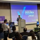 El ministro Jimmy Martín durante el evento de Arcsa sobre la certificación y calidad de medicamentos
