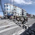 Un grupo de policías limpian la vías del norte de Pichincha e Imbabura, tras la finalización del paro indígena que duró 31 días.