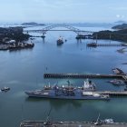 El buque de guerra de la Armada de los EE. UU. USS Lake Erie (CG 70) atraca en el Puerto de Balboa en la Ciudad de Panamá el 29 de agosto de 2025.