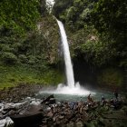 Fotografía del 3 de octubre de 2025 de un grupo de turistas en la catarata La Fortuna en los alrededores del volcán Arenal en la Fortuna (Costa Rica).