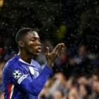 Moises Caicedo del Chelsea en el festejo de su primer gol en la Champions.