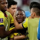 El seleccionado ecuatoriano Moisés Caicedo (c) llora la eliminación en el Mundial de Catar 2022 ante Senegal