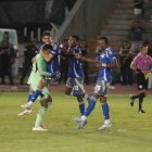 Los jugadores de Emelec felicitan al portero Pedro Ortiz, quien fue figura en la clasificación a las semifinales de la Copa Ecuador.