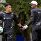 Alexander Domínguez (d) tomará el lugar del lesionado Gonzalo Valle (i).