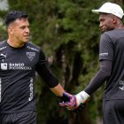 Alexander Domínguez (d) tomará el lugar del lesionado Gonzalo Valle (i).